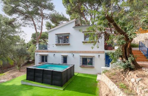 Pinares de San Anton Ski Chalet | Discover Axarquía: Family-Friendly Retreat with Pool