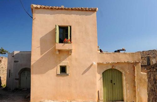 Aroniadika House | Pet-Friendly Axion Studios with Breakfast & Family Amenities
