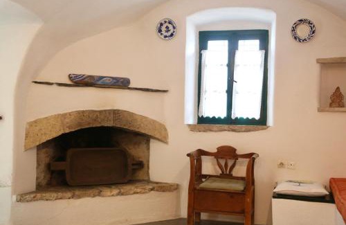 Aroniadika House | Pet-Friendly Axion Studios with Breakfast & Family Amenities