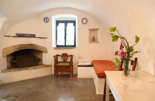 Aroniadika House | Pet-Friendly Axion Studios with Breakfast & Family Amenities