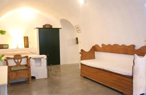 Aroniadika House | Pet-Friendly Axion Studios with Breakfast & Family Amenities