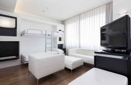 Rejas Hotel | Discover Axor Barajas: Rated 9/10 with Pool & Spa Amenities