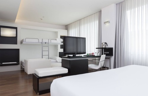 Rejas Hotel | Discover Axor Barajas: Rated 9/10 with Pool & Spa Amenities