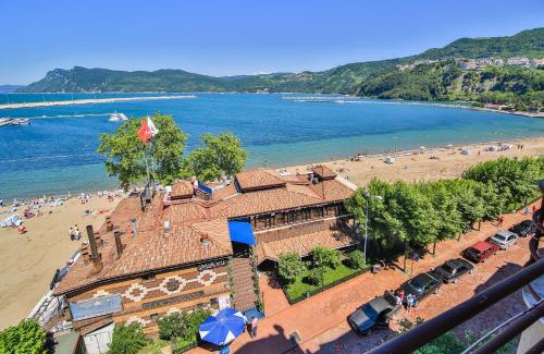 Amasra Apartment | Cozy Ay Işığı Pansiyon with Oceanfront Views and More