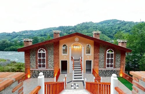 Ardesen Hotel | Guest Rated: Ayder Vip River with Hot Tub & Family-Friendly Amenities