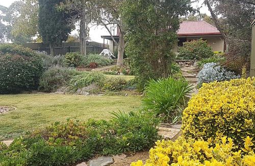 Burra House | Historic Ayers Burra Cottage: Family-Friendly Retreat