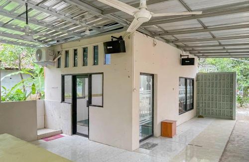 Singaraja Hotel | Budget-Friendly Stay at OYO 93741 Ayna Kost Syariah