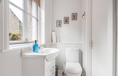 Duddingston House | Comfortable Aynetree Guest House with Breakfast & Kitchen