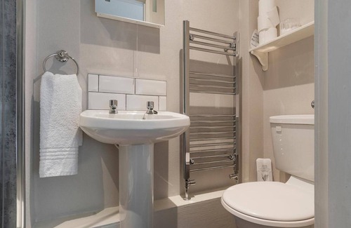 Duddingston House | Comfortable Aynetree Guest House with Breakfast & Kitchen