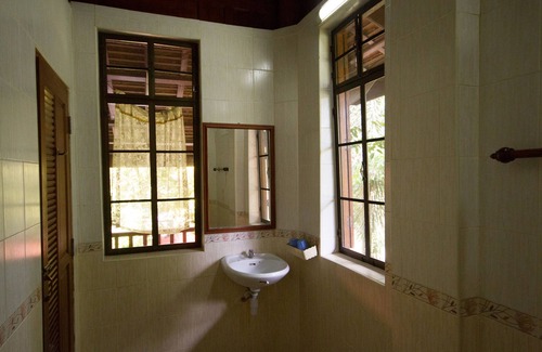 Ayutthaya Hotel | Inviting Ayodhara Village: Family-Friendly with Breakfast Included