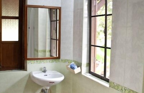 Ayutthaya Hotel | Inviting Ayodhara Village: Family-Friendly with Breakfast Included