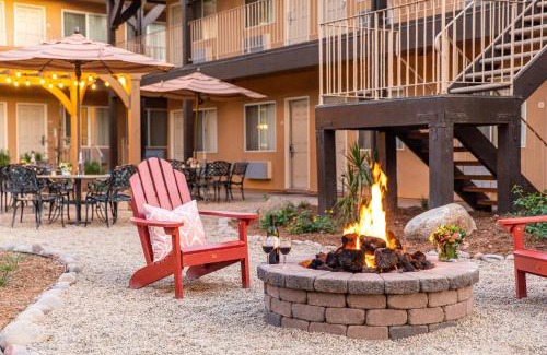 Alpine Hotel | Discover Ayres Lodge Alpine: Pet Friendly with Pool & Hot Tub