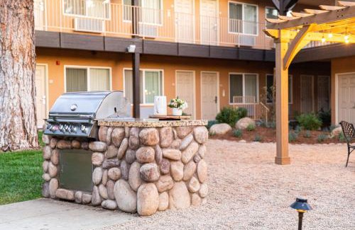 Alpine Hotel | Discover Ayres Lodge Alpine: Pet Friendly with Pool & Hot Tub