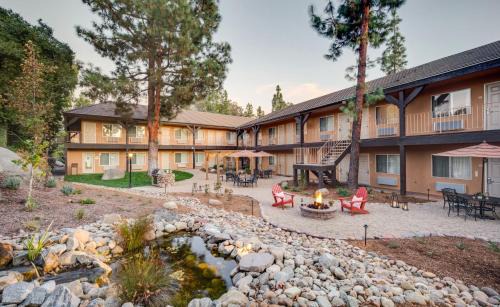 Alpine Hotel | Discover Ayres Lodge Alpine: Pet Friendly with Pool & Hot Tub