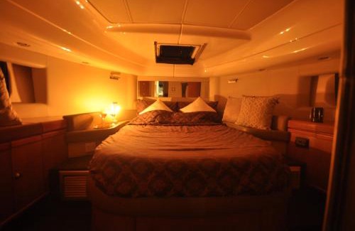 Samphao Lom Hotel | Discover Ayutthaya River Camp & Yacht Charter Experience