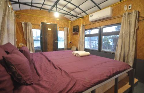 Samphao Lom Hotel | Discover Ayutthaya River Camp & Yacht Charter Experience