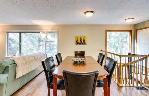 Rhododendron House | Relax at Azalea Breeze: Family-Friendly Getaway Awaits