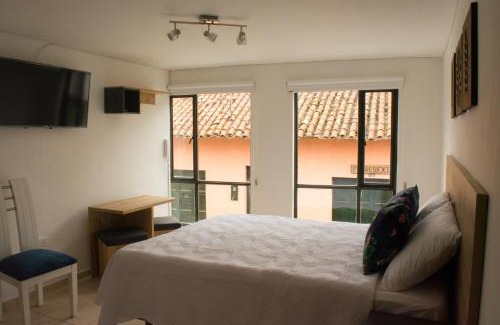 Zipaquira Hotel | Cozy Azalea Hotel: Breakfast Included & Child Friendly Stay