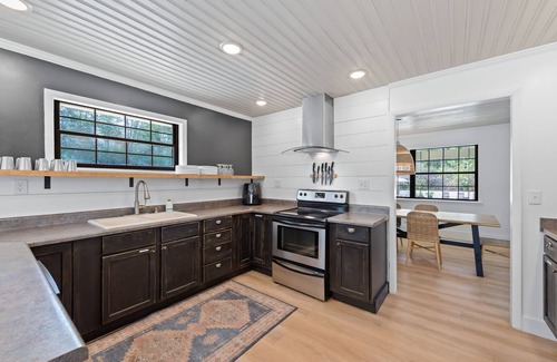 Cantonment House | Azalea Pines | Secluded Retreat with Ocean View & Hot Tub