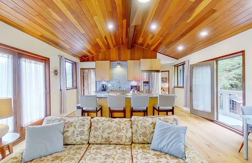 McKinleyville House | Indulge in the Azalea Reserve Upstairs Suite Experience