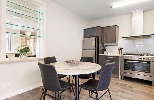 Adelaide Central Business District House | Inviting Azami Cottage: 4-Star Stay in Gilbert