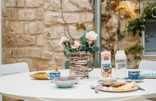 Artists Colony House | Experience Azamra Inn Tzfat: Guest Rated 9.8/10 with Breakfast