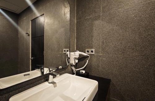 Blora Hotel | Azana Garden Hill Resort Blora