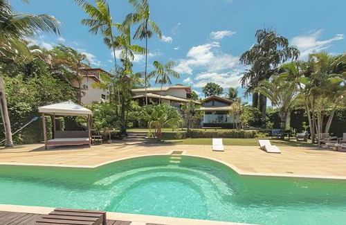 Santa Cruz Cabralia House | Spacious Casa Mia: Ideal for Groups with Pool & Pets