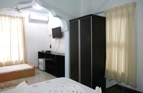 Fulhadhoo House | Oceanfront Azoush Tourist Guesthouse with Pool & Beach Access