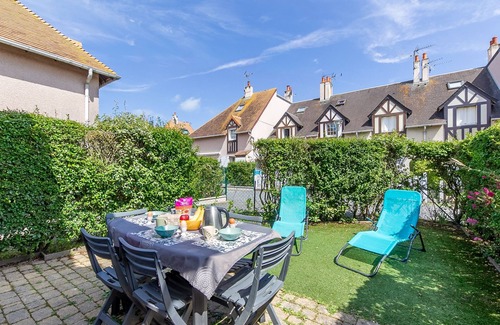 Courseulles-sur-Mer House | Azul - Coastal Garden Retreat Just Steps from the Beach