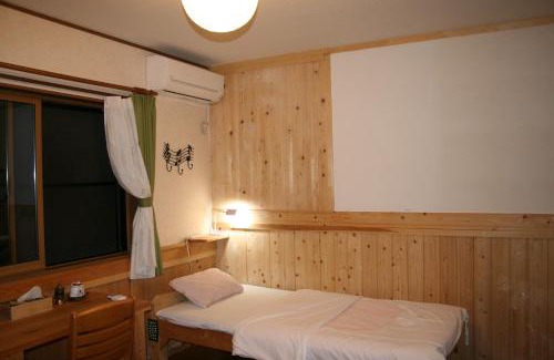 Matsukawa House | Cozy Azumino Backpackers with Kitchen & 9/10 Guest Rating