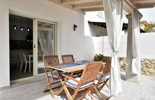 Tanaunella Apartment | Azure Relax: Oceanfront Stay with Family-Friendly Perks