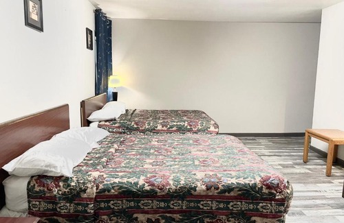 Fort Scott Hotel | Pet-Friendly Azure Sky Motel with Great Guest Ratings