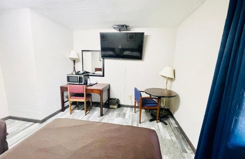 Fort Scott Hotel | Pet-Friendly Azure Sky Motel with Great Guest Ratings