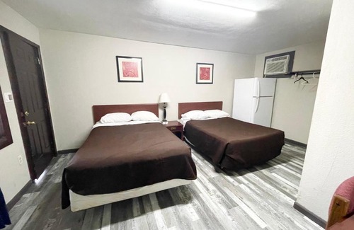 Fort Scott Hotel | Pet-Friendly Azure Sky Motel with Great Guest Ratings