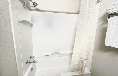 Fort Scott Hotel | Pet-Friendly Azure Sky Motel with Great Guest Ratings