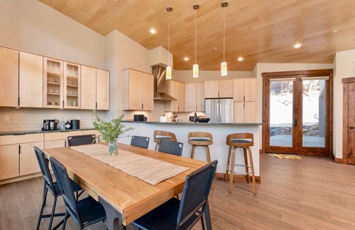 Estes Park House | Azure Vista Vacation Home: Exceptional Stay with Breakfast