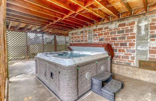 Hood River House | Family-Friendly Azusa House with Relaxing Hot Tub Amenities