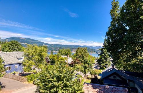 Hood River House | Family-Friendly Azusa House with Relaxing Hot Tub Amenities