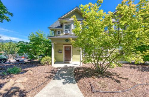 Hood River House | Family-Friendly Azusa House with Relaxing Hot Tub Amenities