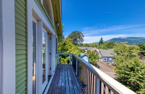 Hood River House | Family-Friendly Azusa House with Relaxing Hot Tub Amenities