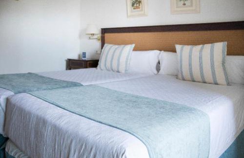 Los Barrios Hotel | Experience Comfort at Guadacorte Park: Pet Friendly & Oceanfront