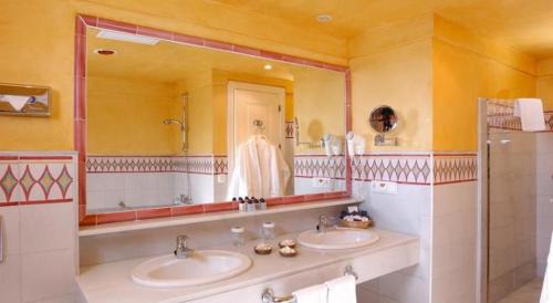 Los Barrios Hotel | Experience Comfort at Guadacorte Park: Pet Friendly & Oceanfront