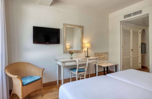 Los Barrios Hotel | Relax at Guadacorte Park: 4-Star Comfort with Spa & Pool