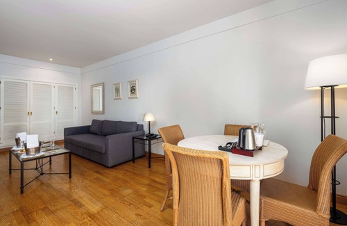 Los Barrios Hotel | Relax at Guadacorte Park: 4-Star Comfort with Spa & Pool