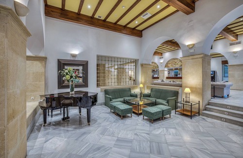 Los Barrios Hotel | Relax at Guadacorte Park: 4-Star Comfort with Spa & Pool
