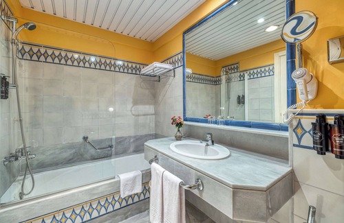 Los Barrios Hotel | Relax at Guadacorte Park: 4-Star Comfort with Spa & Pool