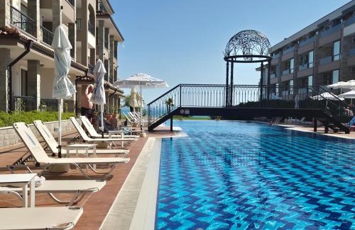 Sarafovo Apartment | Inviting Azzurro Sarafovo with Pool and Oceanfront Views