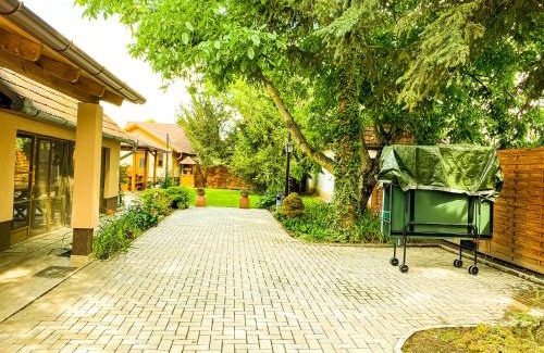 Tiszababolna House | Explore Bárdos Vendégház: 4-Star Comfort with Hot Tub