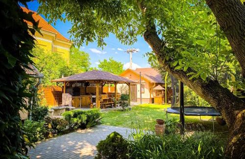 Tiszababolna House | Explore Bárdos Vendégház: 4-Star Comfort with Hot Tub